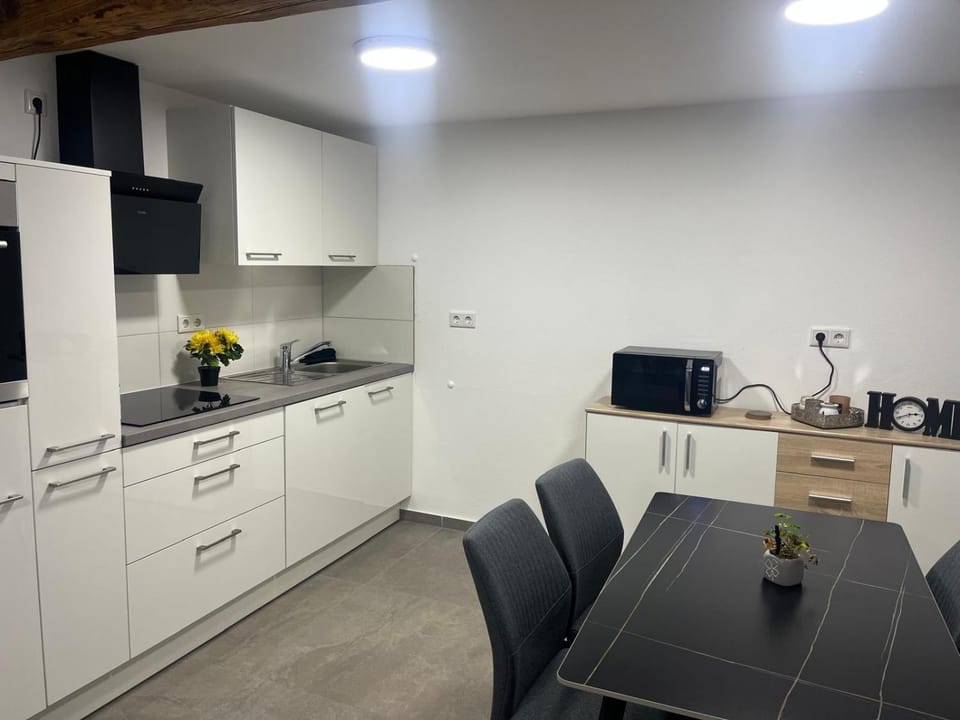 Kitchen or kitchenette, Dining area, minibar, oven, stove