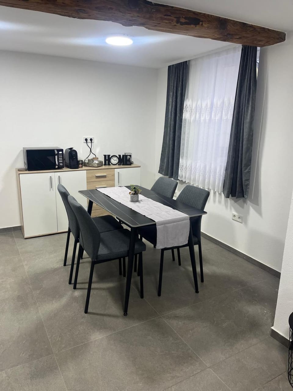 Coffee/tea facilities, Kitchen or kitchenette, Dining area, minibar