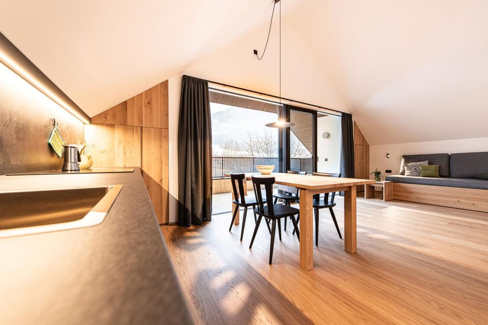 Kitchen or kitchenette, Living room, Seating area, Dining area