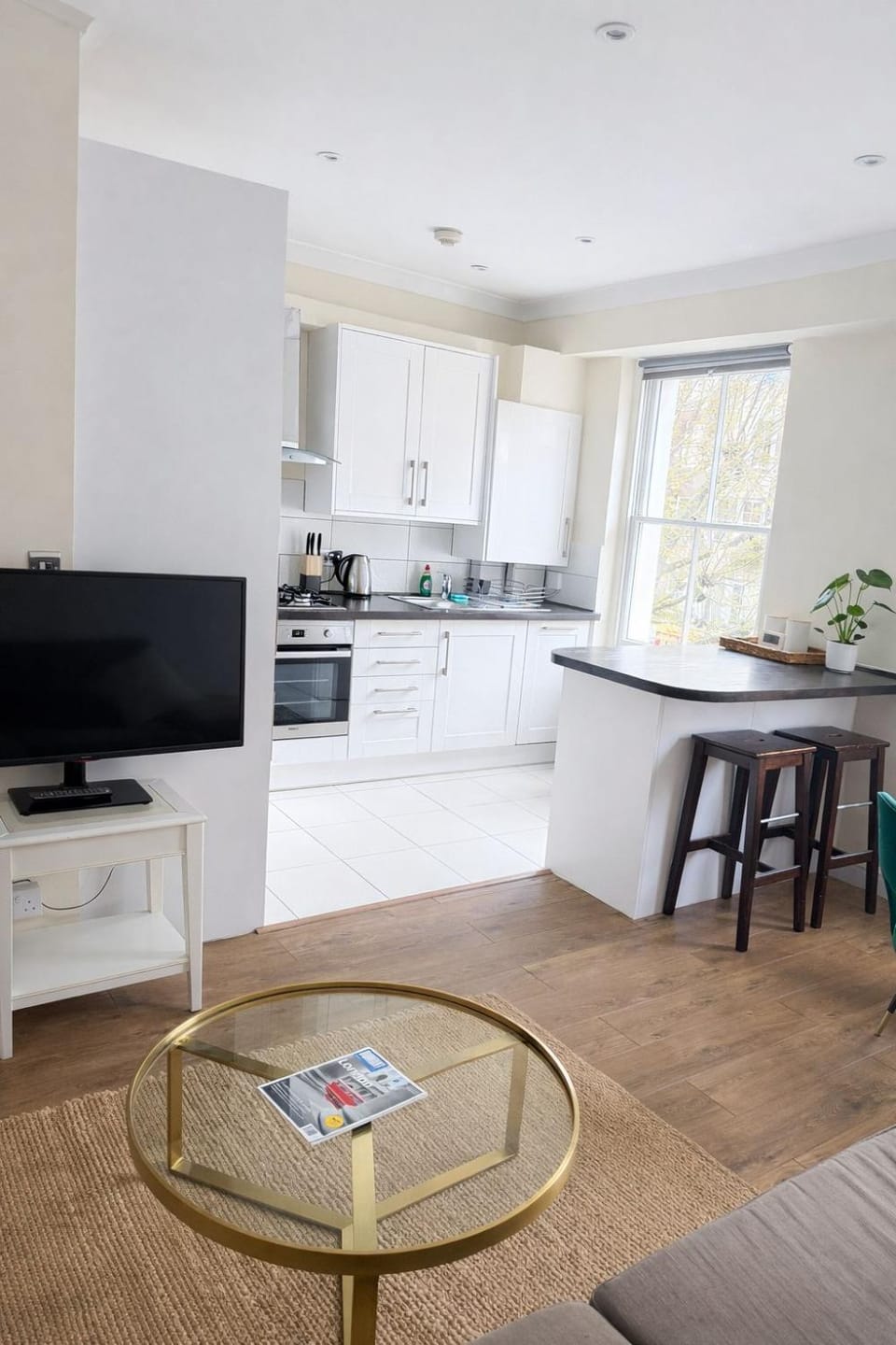 Communal lounge/ TV room, TV and multimedia, Kitchen or kitchenette, Living room, Seating area, Dining area, Evening entertainment