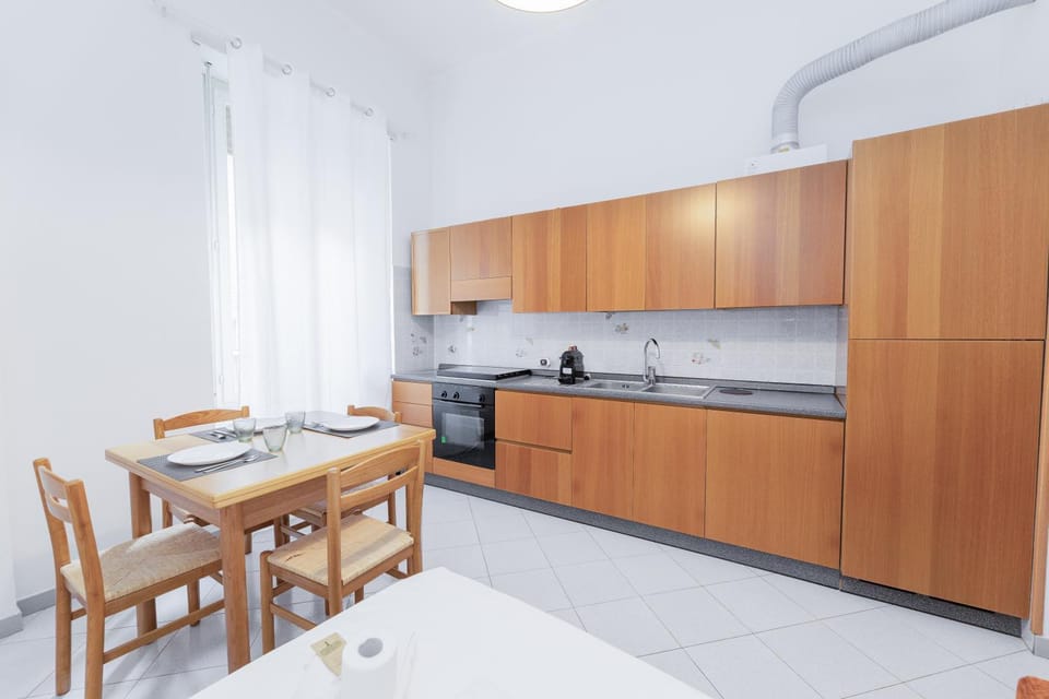 Kitchen or kitchenette, Dining area, oven, stove