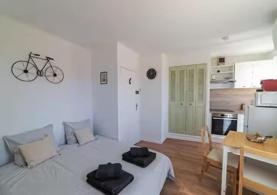 Bed, Kitchen or kitchenette, Dining area