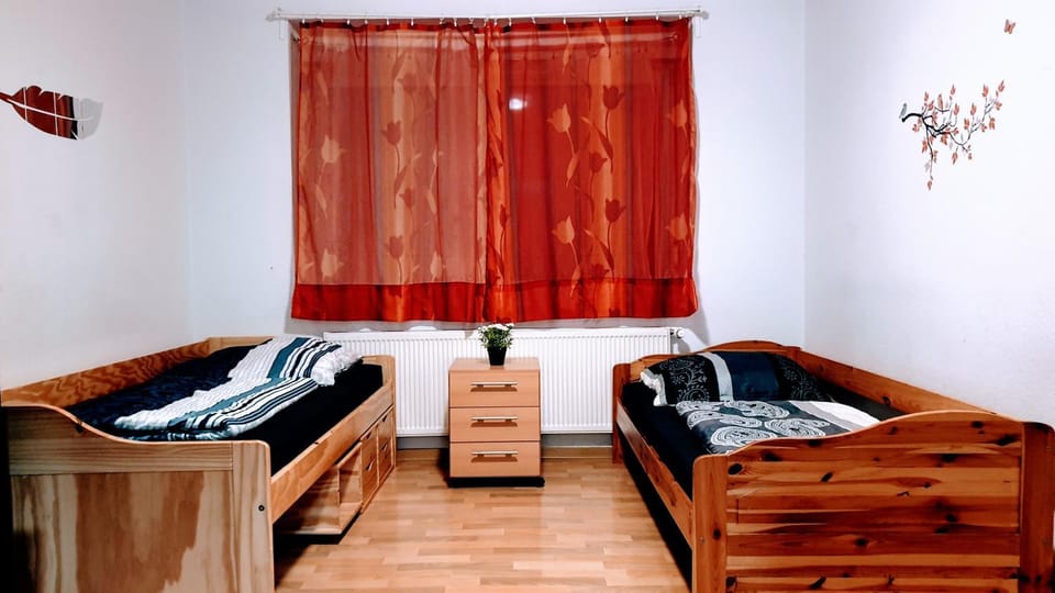 Zentrale Privatzimmer - Gemeinschaftskueche & Badezimmer - Free WiFi Bed and Breakfast in Halle Saale