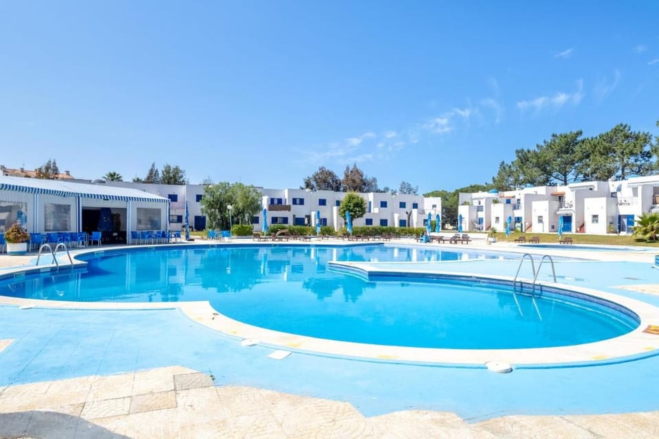 Day, Pool view, Swimming pool, sunbed