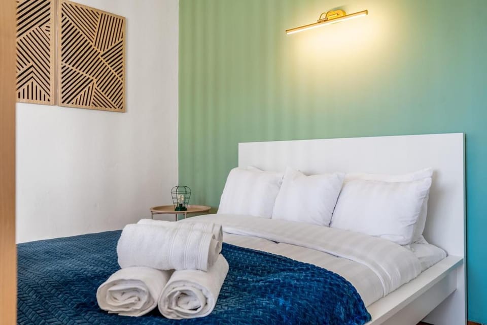 Bed, Bedroom, towels