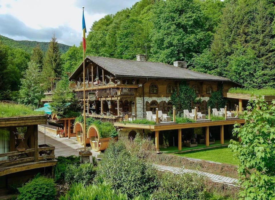 Pensiunea Lara & Mara Bed and Breakfast in Cluj County