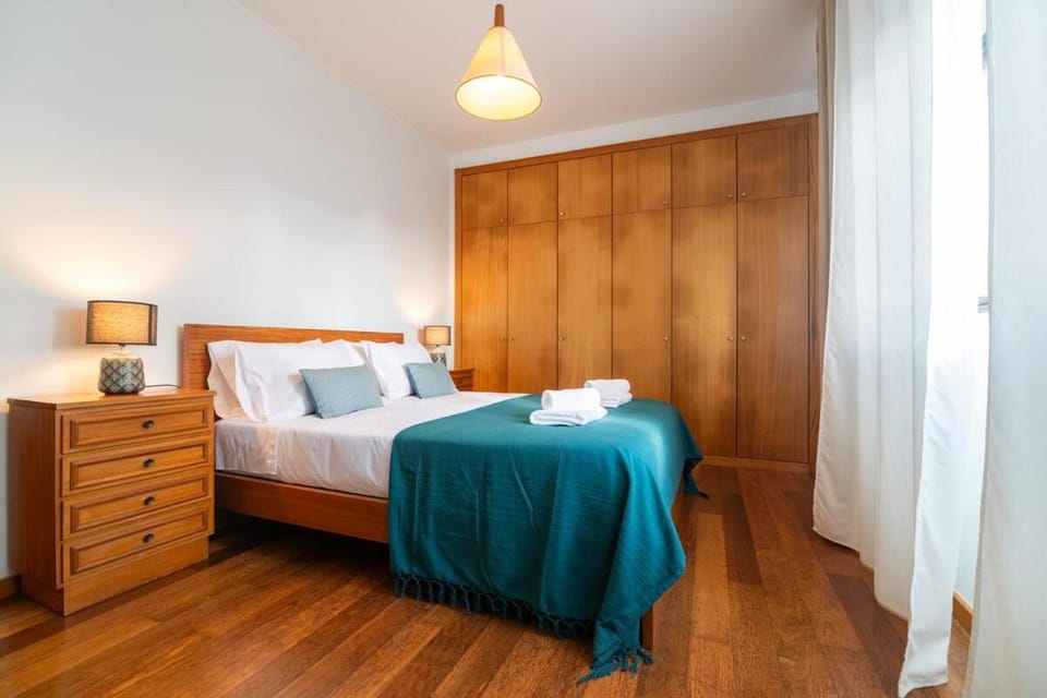 Bed, Bedroom, towels, wardrobe