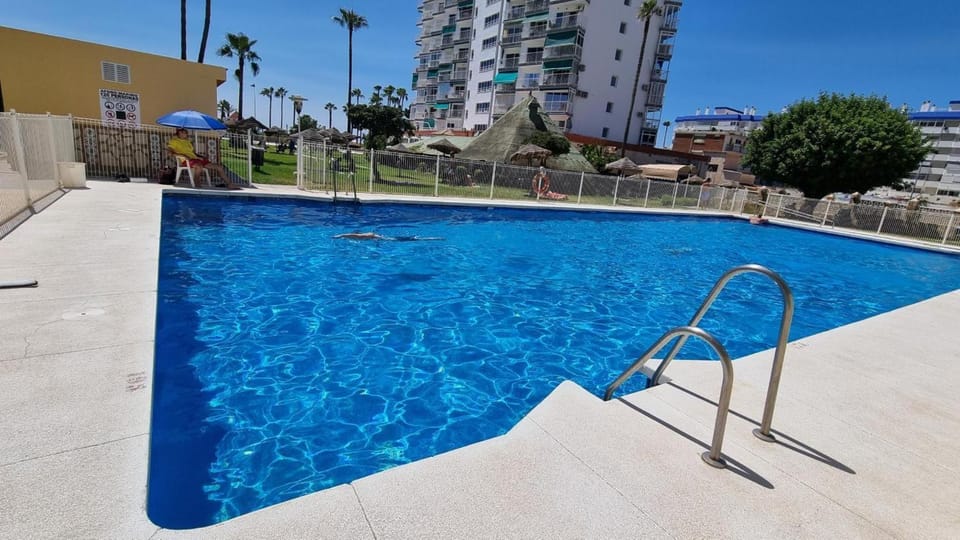 Property building, Day, Swimming pool, sunbed
