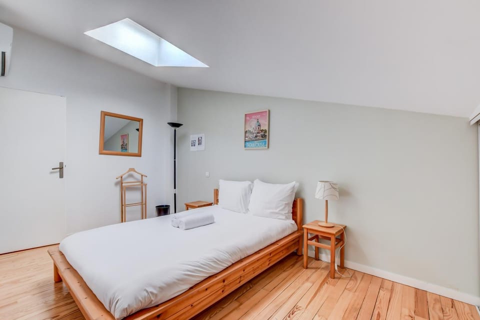 Bed, Photo of the whole room, Bedroom