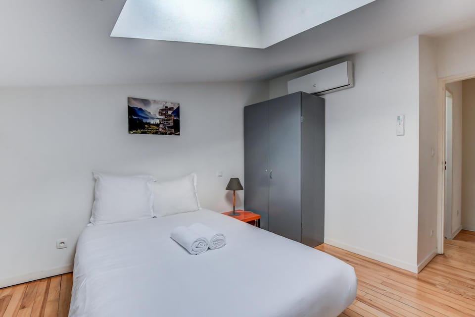 Bed, Photo of the whole room, Bedroom, towels, wardrobe, air conditioner