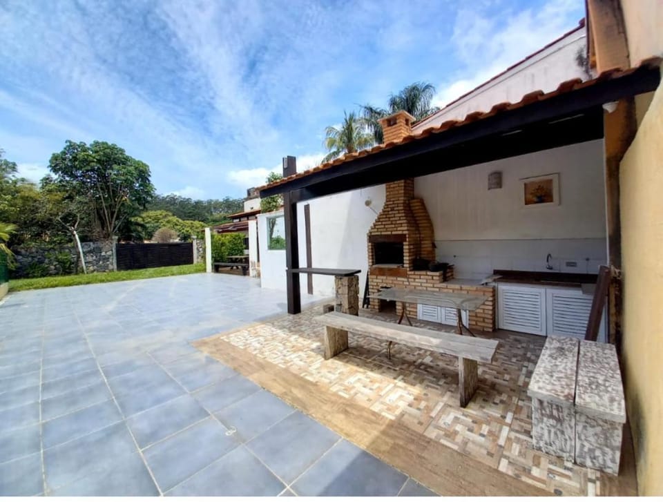 Casa com piscina e churrasqueira 30m da praia House in São Sebastião