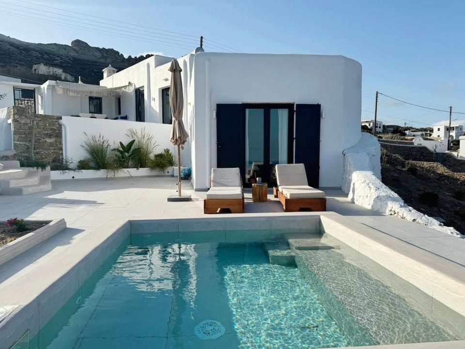 Property building, Patio, Day, Balcony/Terrace, Mountain view, Swimming pool, sunbed