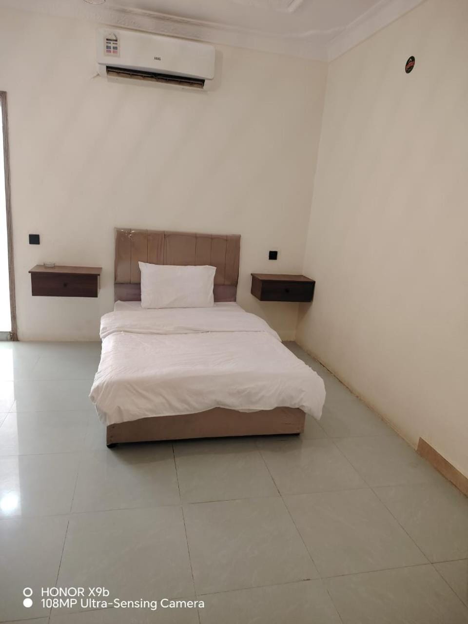 Bed, Bedroom, air conditioner