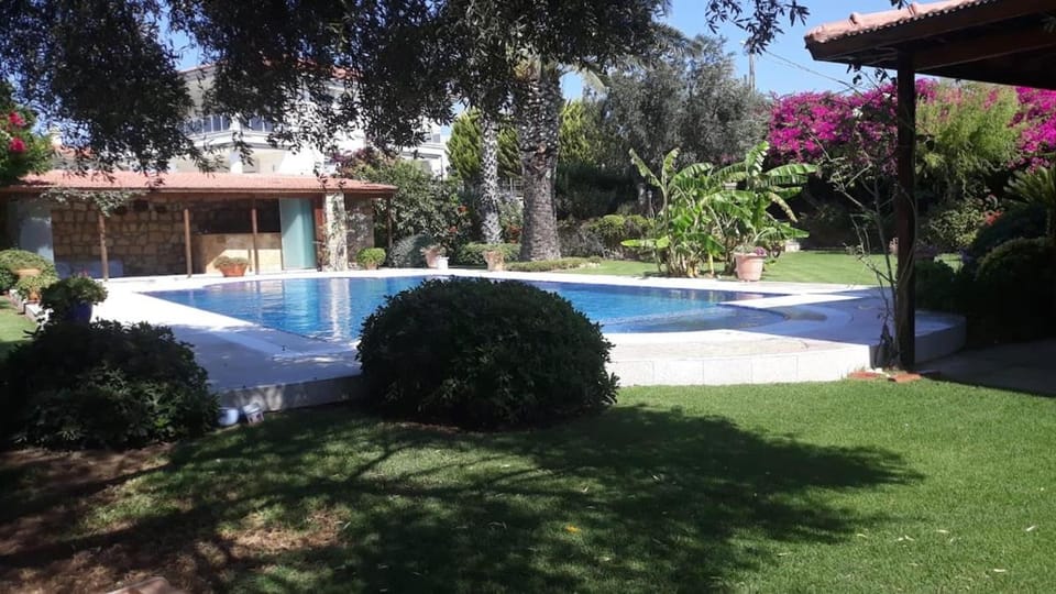 Villa Çeşme Dalyan with Pool House in Cesme