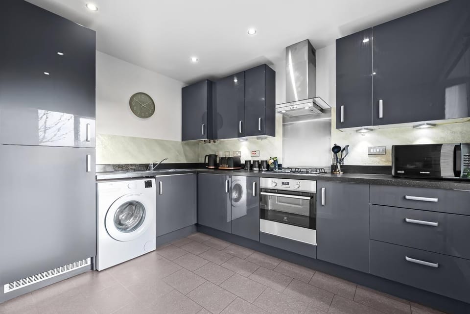 Coffee/tea facilities, microwave, oven, stove, washing machine, kitchen