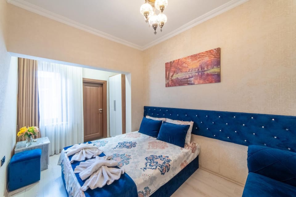 Bed, Living room, Photo of the whole room, Bedroom, towels