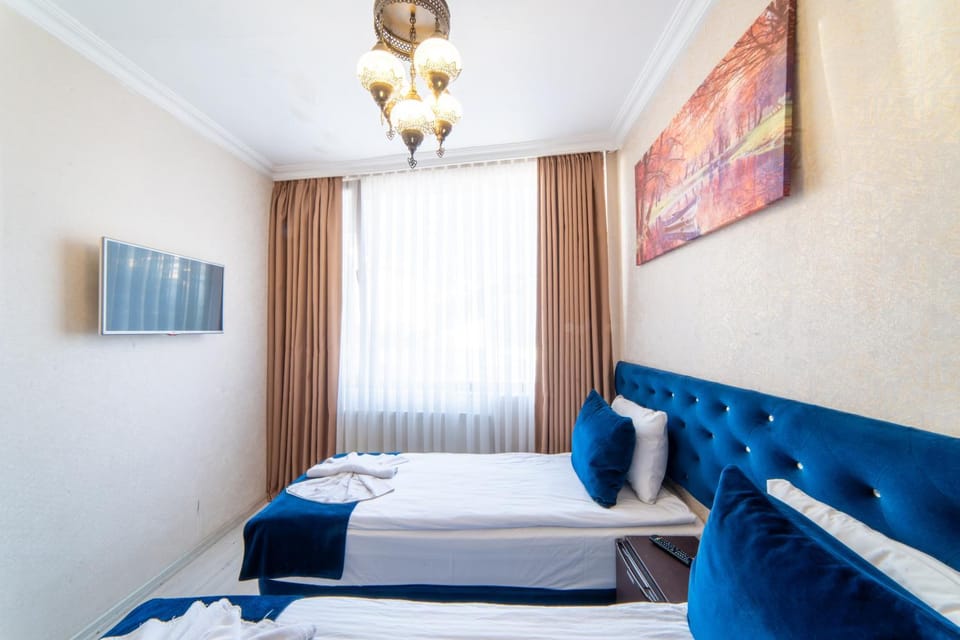 Bed, TV and multimedia, Photo of the whole room, Bedroom, towels