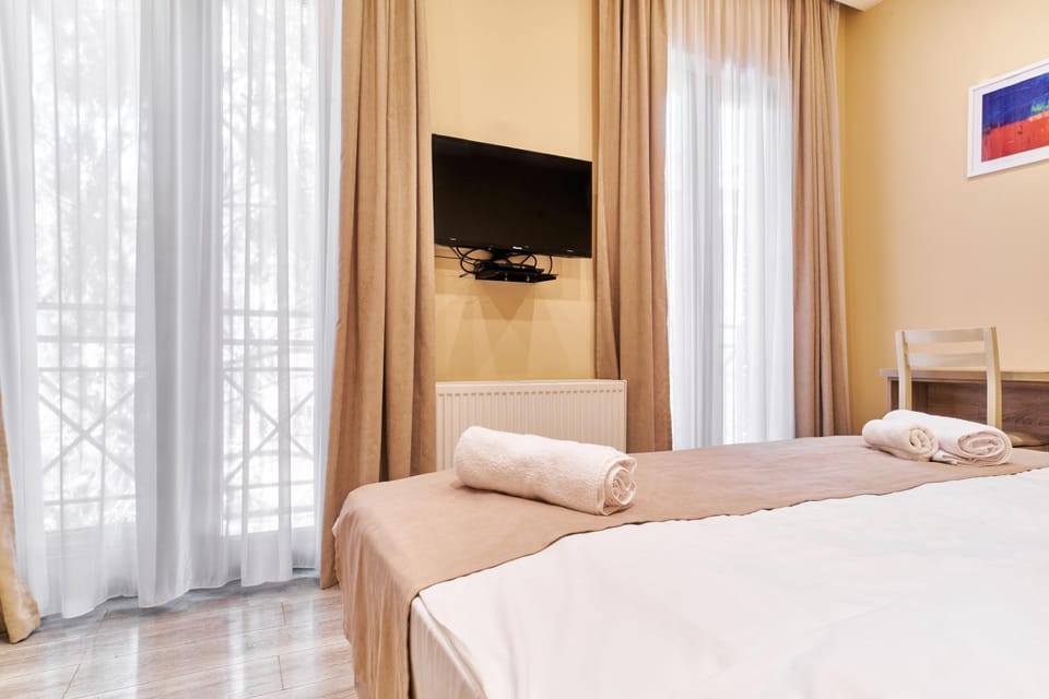 Bed, TV and multimedia, Photo of the whole room, Bedroom