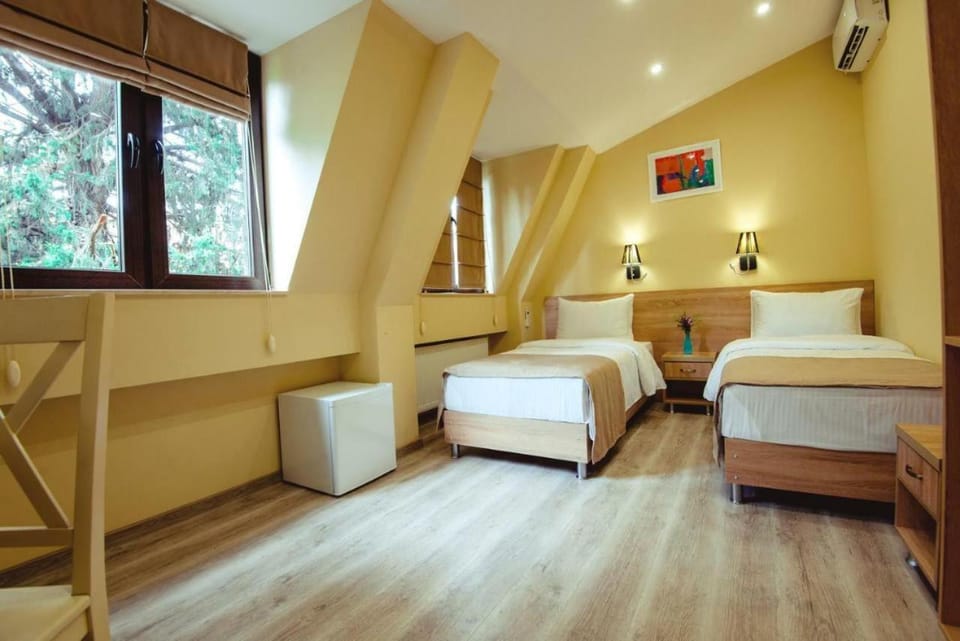 Bed, Photo of the whole room, Bedroom, air conditioner