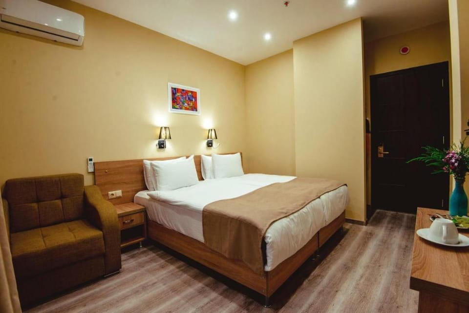 Bed, Photo of the whole room, Bedroom, air conditioner