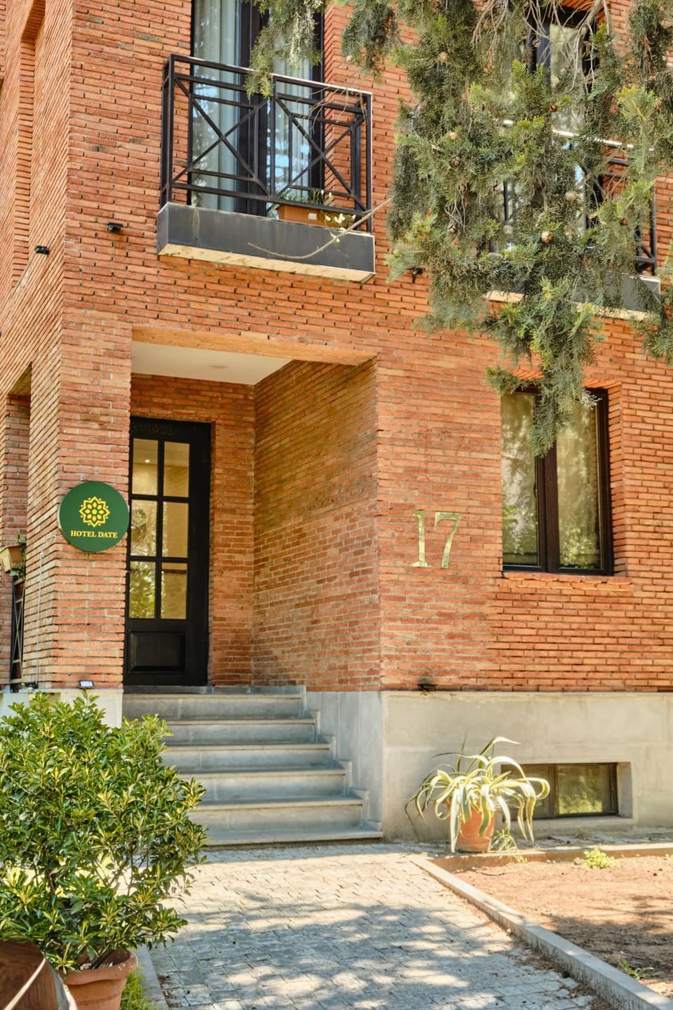 Facade/entrance, Spring