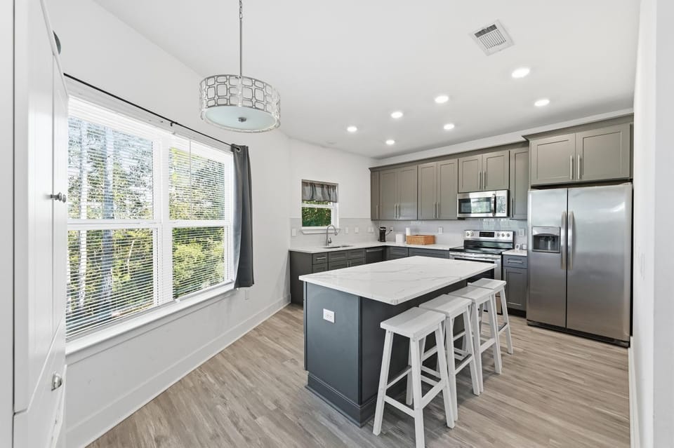 Modern Pine-Scented Retreat – 30 Mins to Beach! home House in Crestview