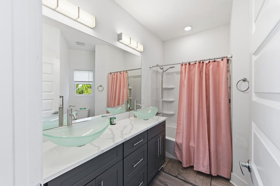 Modern Pine-Scented Retreat – 30 Mins to Beach! home House in Crestview
