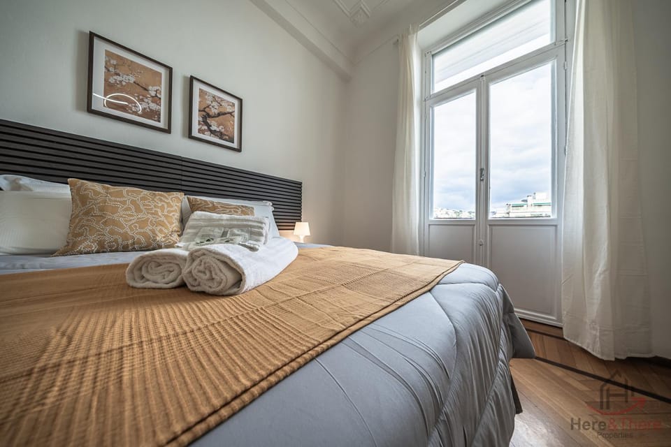 Bed, towels