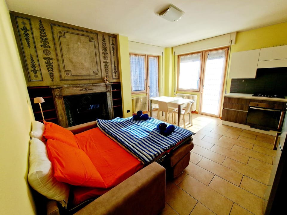 Bed, Kitchen or kitchenette, Living room, Seating area, Dining area