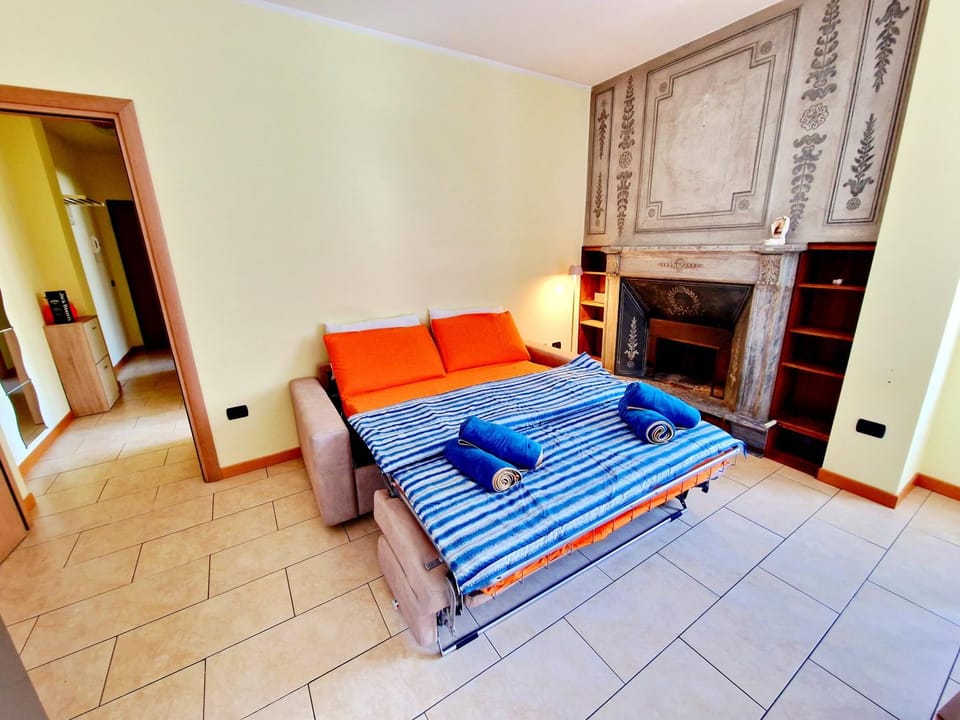 Bed, Living room, Seating area, internet, towels