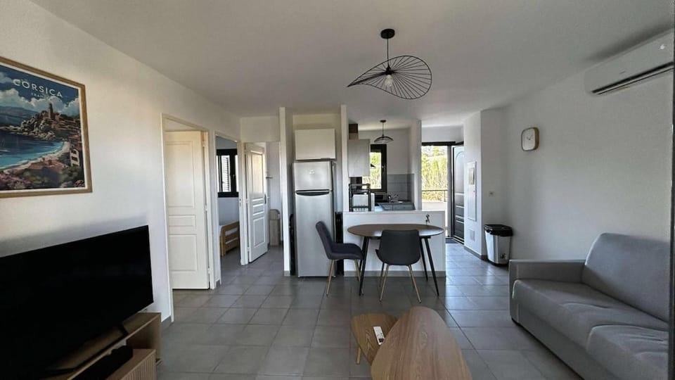 TV and multimedia, Kitchen or kitchenette, Living room, Seating area, Dining area, air conditioner