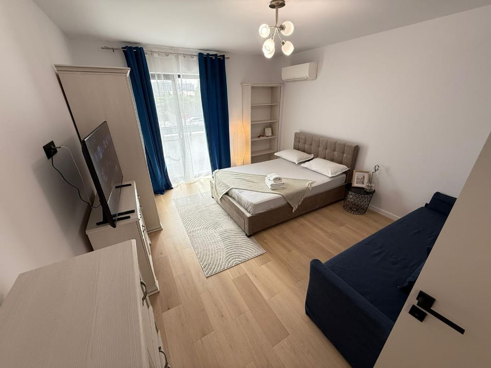 Bed, TV and multimedia, Living room, Photo of the whole room, Seating area, Bedroom