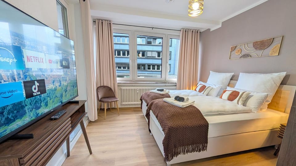 Bed, TV and multimedia, View (from property/room), Balcony/Terrace, Photo of the whole room, Bedroom