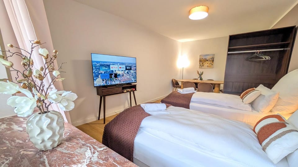 Bed, TV and multimedia, Photo of the whole room, Seating area, Dining area, storage, towels, wardrobe