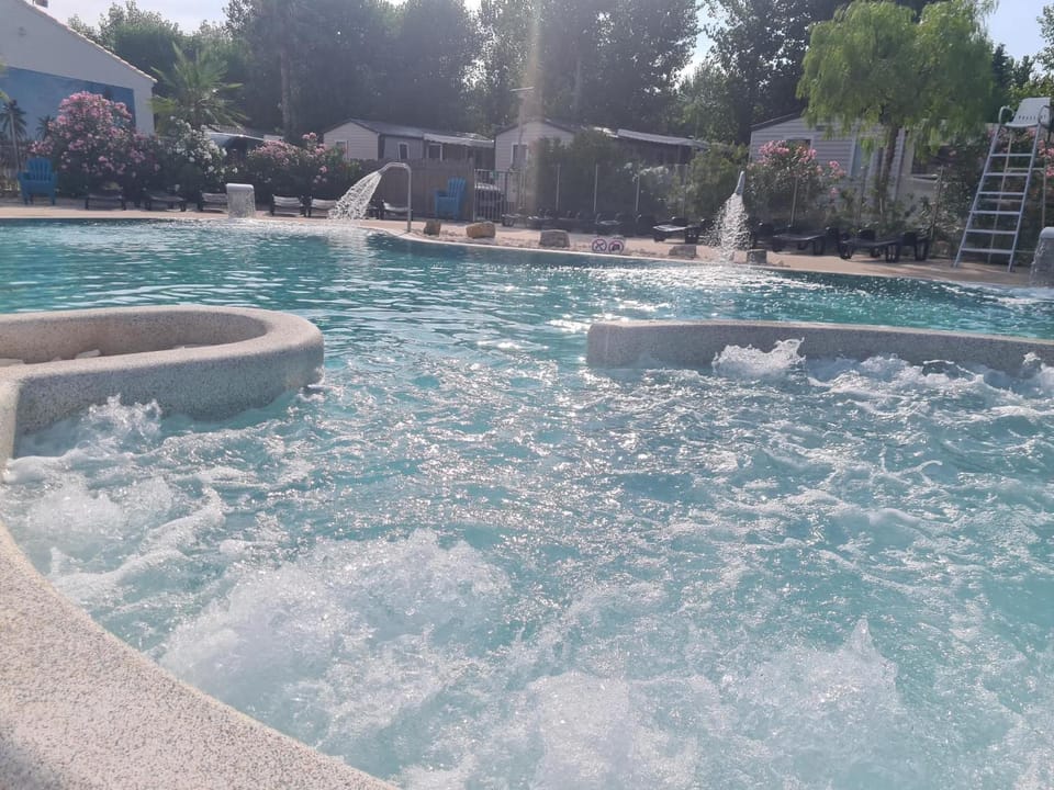 Mobil-home camping les sables du midi Campground/ 
RV Resort in Occitanie