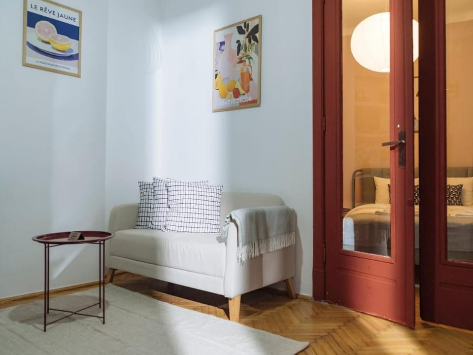1930s Art Déco Studio Old Town Quiet Balcony Apartment in Bucharest