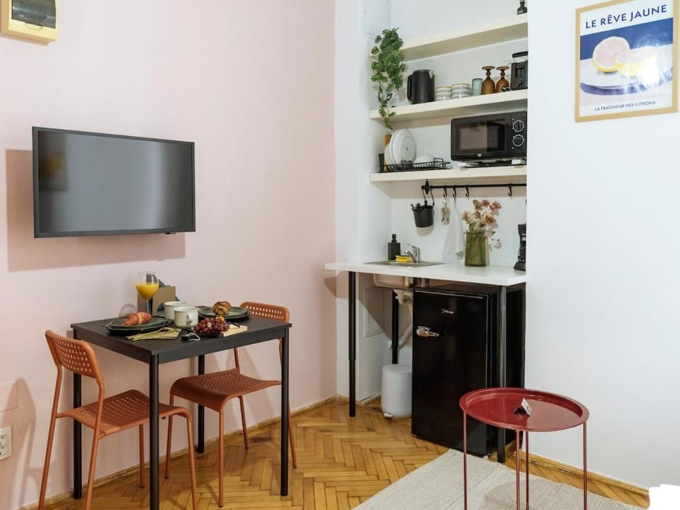1930s Art Déco Studio Old Town Quiet Balcony Apartment in Bucharest