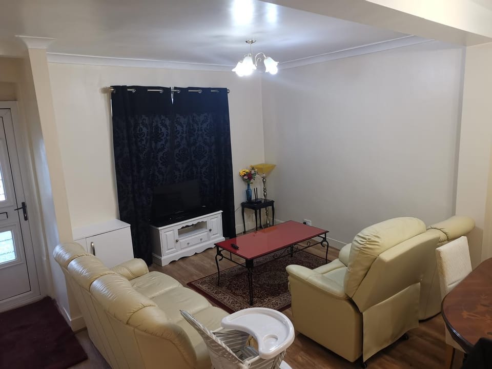 TV and multimedia, Living room, Seating area, Dining area