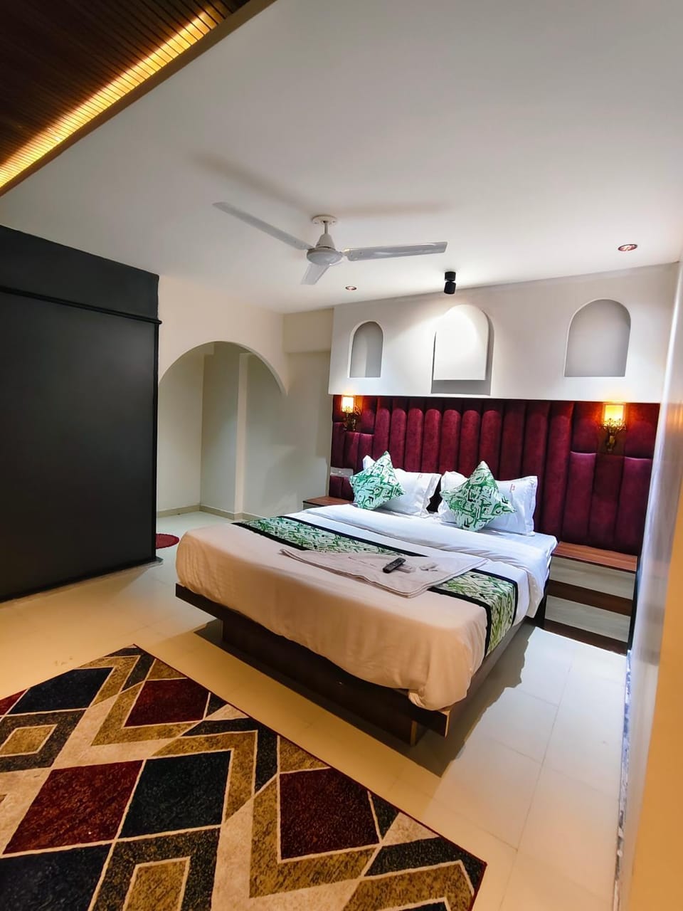 Bed, Bedroom, towels, air conditioner