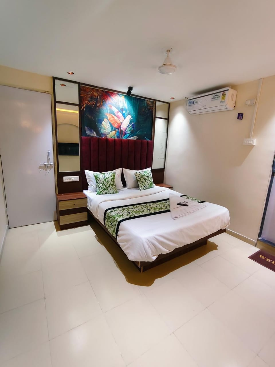 Photo of the whole room, Bedroom, wardrobe