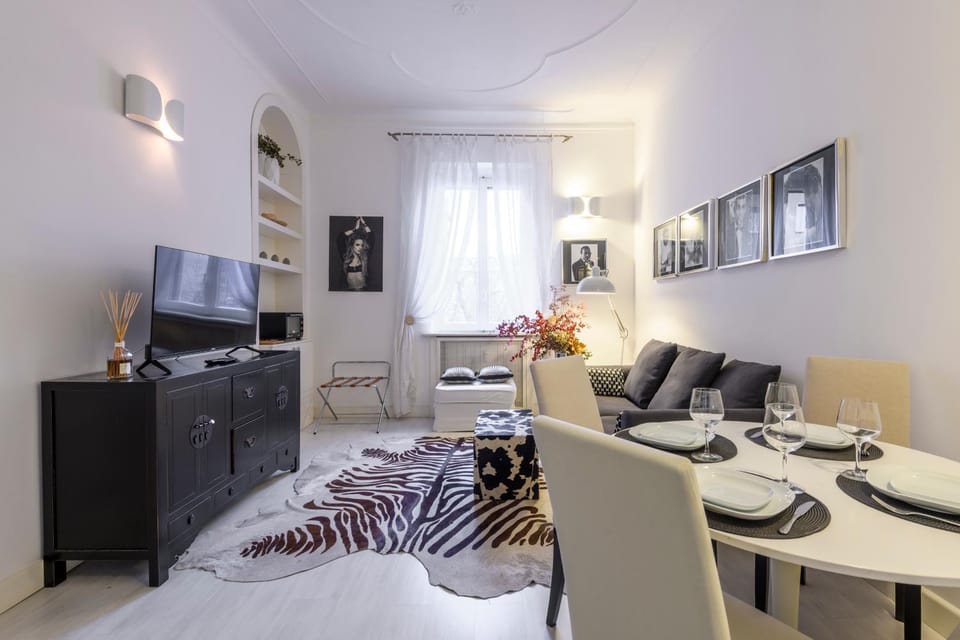 TV and multimedia, Kitchen or kitchenette, Living room, Seating area, Dining area