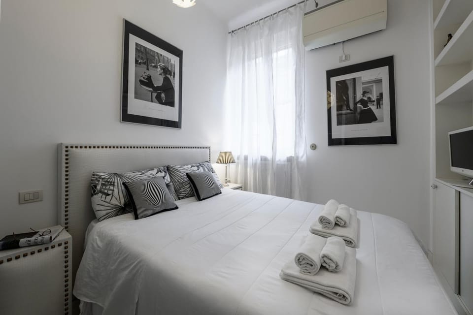 Bed, TV and multimedia, Photo of the whole room, Bedroom, towels, air conditioner