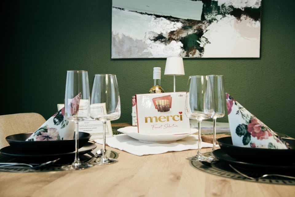 Food and drinks, Seating area, Dining area, Food, Drinks, Alcoholic drinks