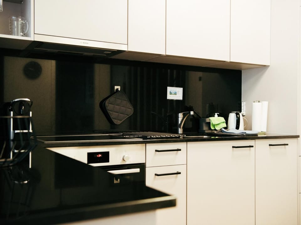 Coffee/tea facilities, Kitchen or kitchenette, stove