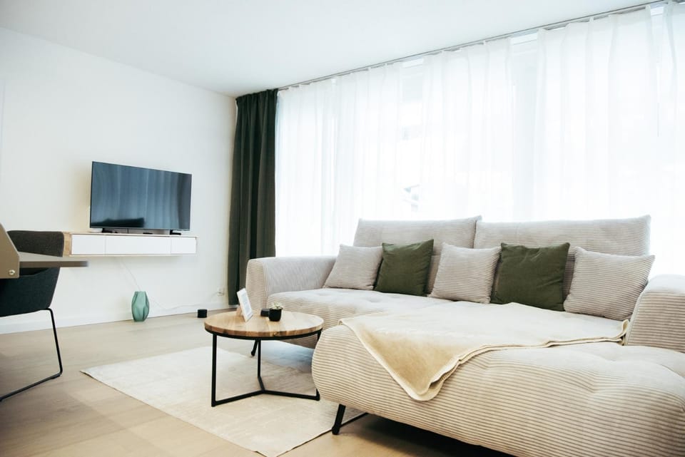 TV and multimedia, Living room, Seating area, Evening entertainment