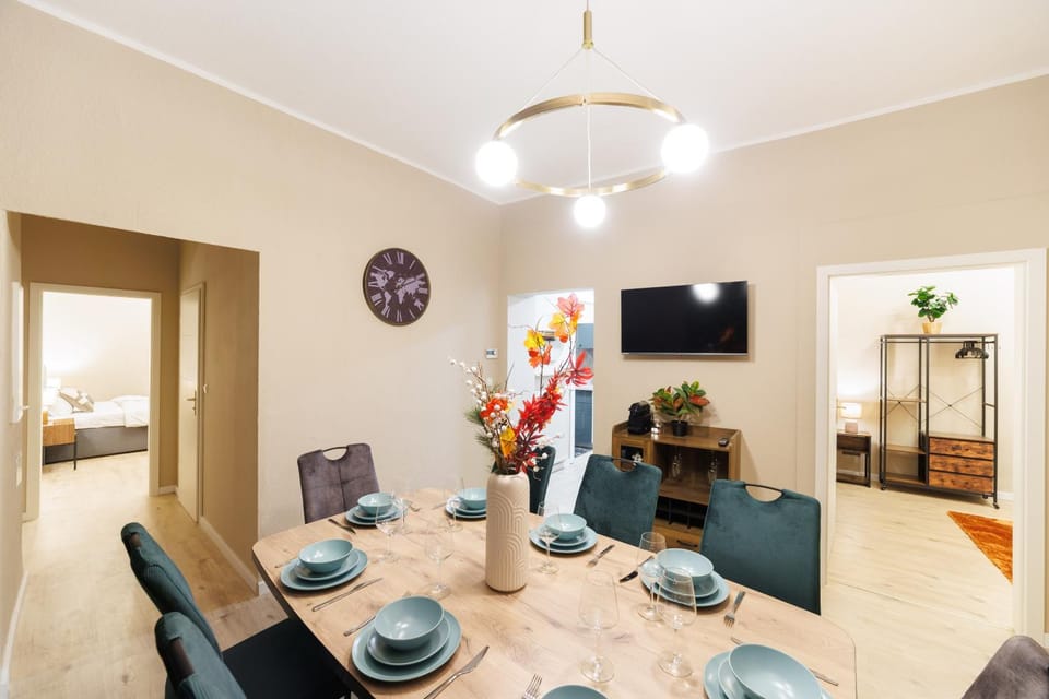 Communal lounge/ TV room, TV and multimedia, Living room, Seating area, Dining area, Evening entertainment
