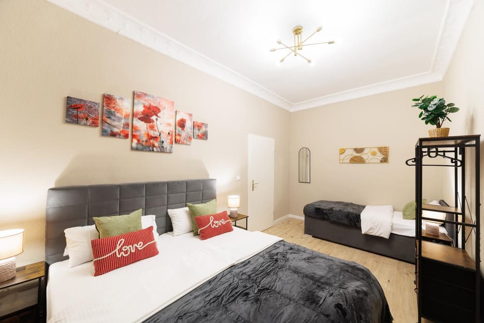Bed, Photo of the whole room, Seating area, Bedroom