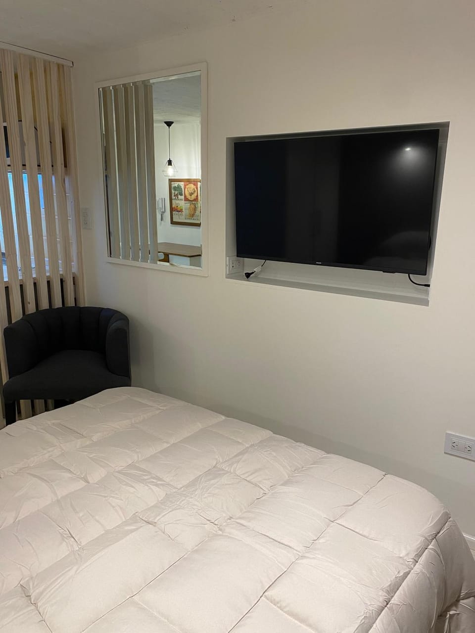 Bed, TV and multimedia, Photo of the whole room, Bedroom