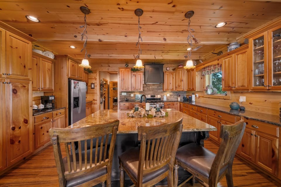 Cozy Cabin Style Lake House w Theatre Room & Dock Cabin in Douglas Lake
