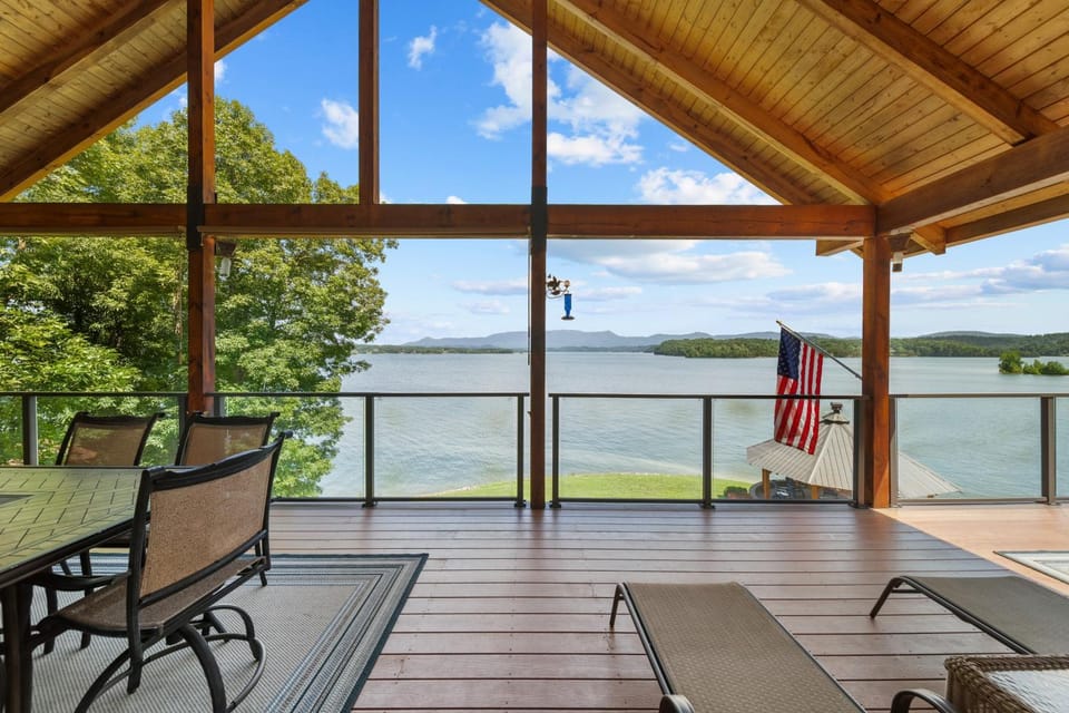 Cozy Cabin Style Lake House w Theatre Room & Dock Cabin in Douglas Lake